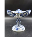 A MEISSEN ONION PATTERN BLUE AND WHITE TAZZA, THE CINQUEFOIL RIM WITH DIAMOND DIAPER PIERCING. DIA.