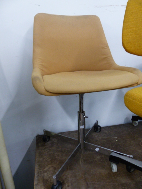 THREE MID CENTURY RETRO SWIVEL CHAIRS BY TANSAD AND ANOTHER BY PROFORM. (4) - Image 2 of 5