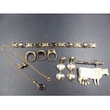 A 9CT GOLD VINTAGE JEWELLERY SUITE, POSSIBLY SET WITH FACETED HEMATITE STONES TOGETHER WITH TWO