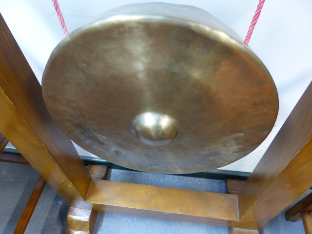 A LARGE HARDWOOD FRAMED GONG ON STAND. W.110 X H.130CMS. GONG DIA.50CMS. - Image 2 of 2