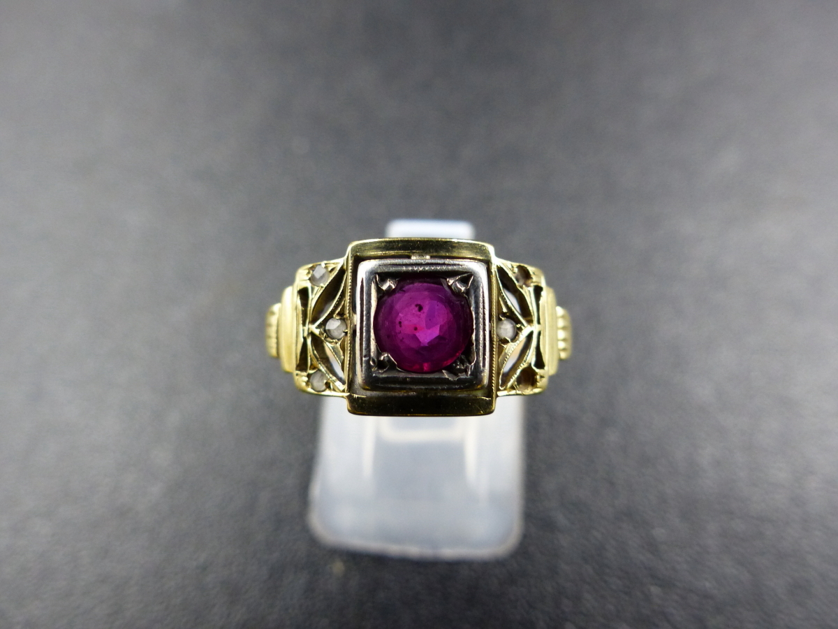 AN ART DECO YELLOW METAL RUBY RING. WEIGHT 3GRMS TOGETHER WITH A WHITE METAL MARCASITE PAVE SET - Image 6 of 9