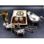 A QUANTITY OF HALLMARKED SILVER PIECES TO INCLUDE A MAPPIN AND WEBB CRUET, A CHESTER HALLMARK