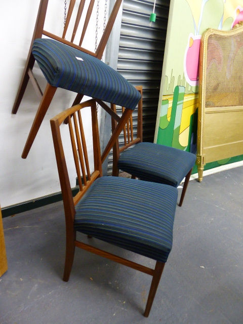 A SET OF FOUR MID CENTURY TEAK DINING CHAIRS. - Image 2 of 2