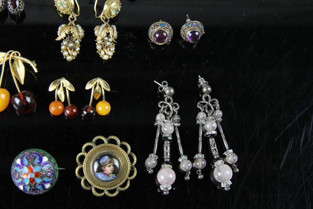 Collection of vintage and sterling costume jewelry, to include bead necklace, bakelite necklace, - Image 3 of 8