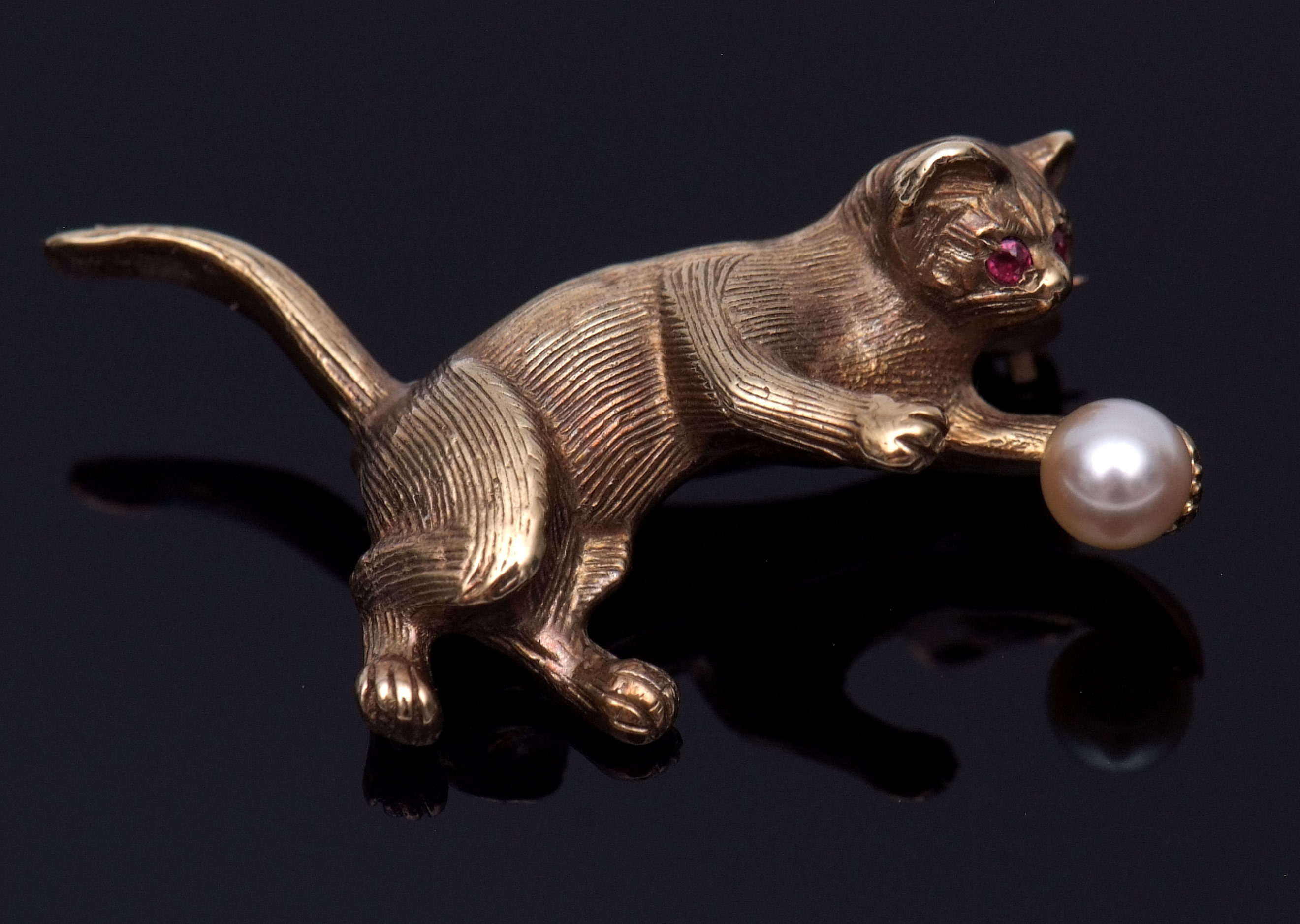 Modern 9ct gold cat brooch, a textured design set with two small circular cut ruby eyes and small - Bild 2 aus 2