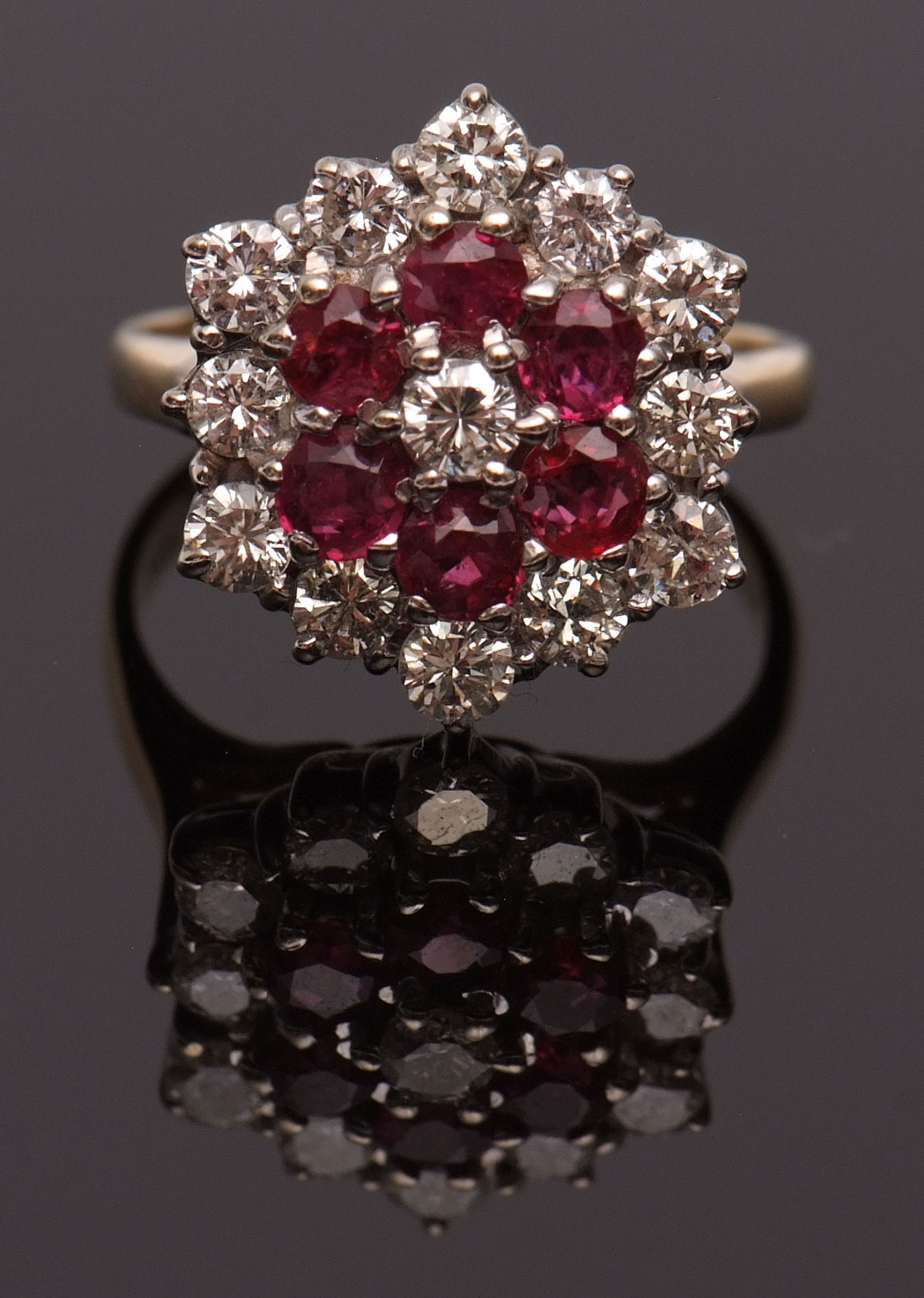 18ct gold diamond and ruby cluster ring, the centre a brilliant cut diamond raised within a surround - Bild 2 aus 2