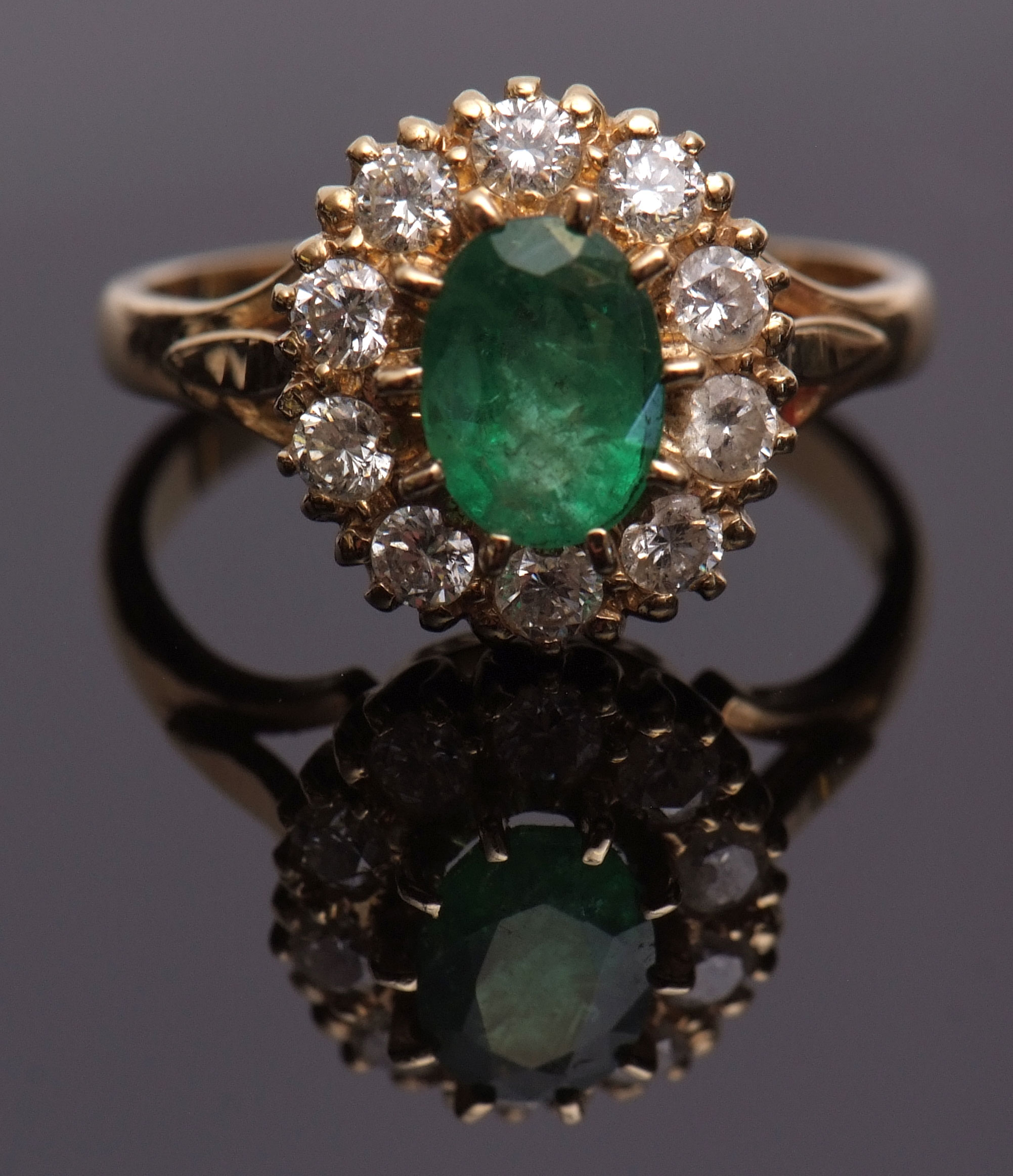 Mid-20th century 18ct gold emerald and diamond cluster ring, the oval cut emerald (8mm x 5mm approx) - Bild 2 aus 2