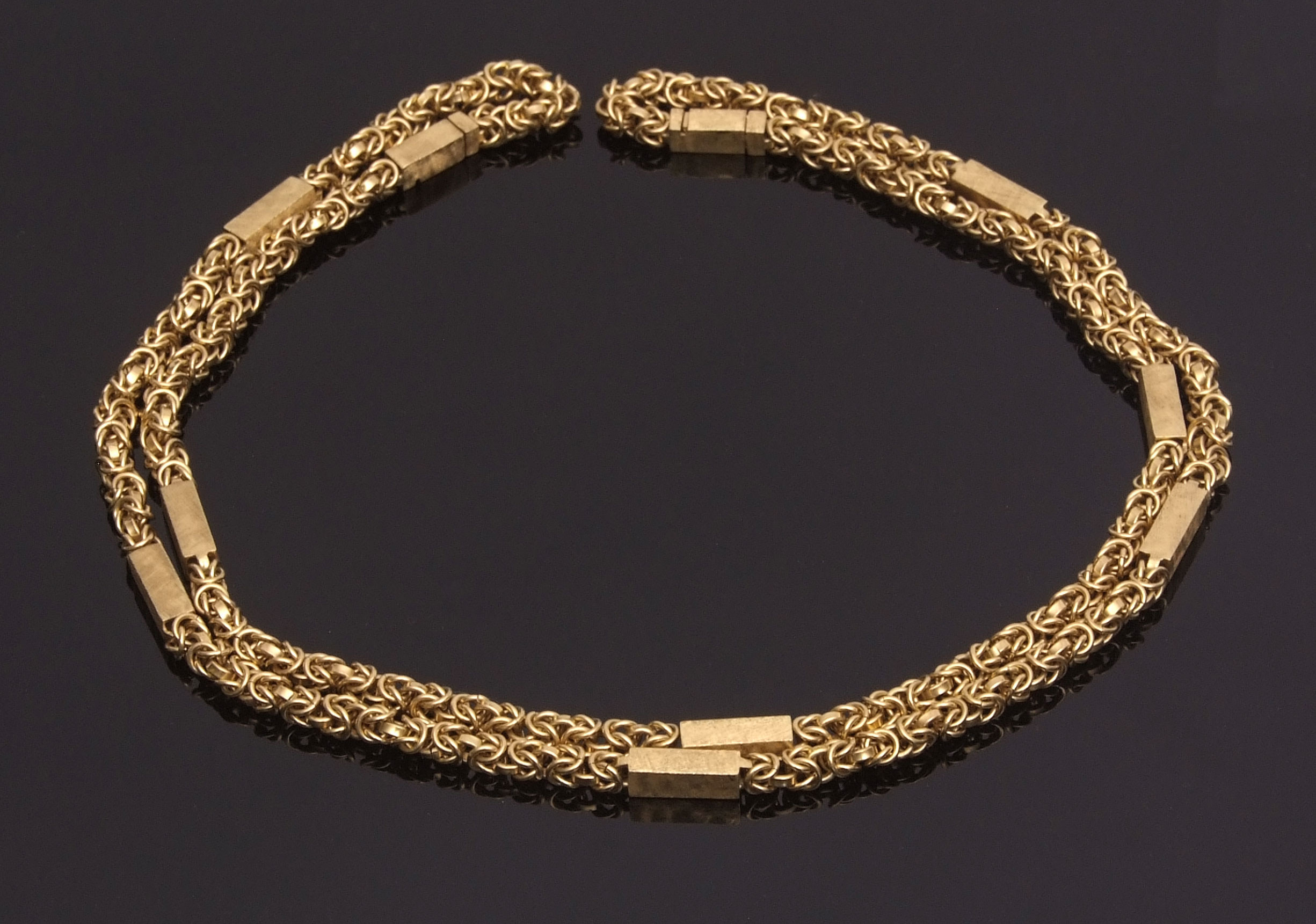 Unusual 18ct stamped bar and Byzantine link long chain, having two bars with concealed clasps, - Bild 2 aus 2