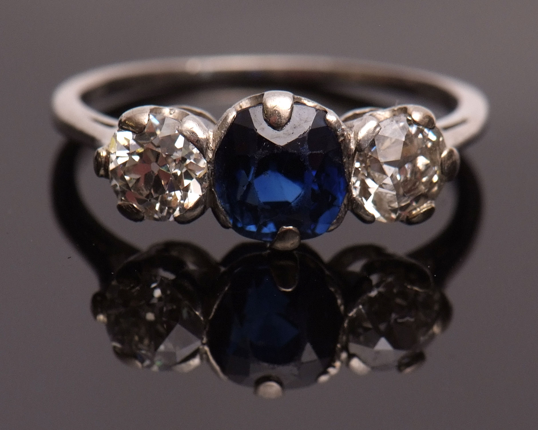 Precious metal sapphire and diamond three-stone ring, the cushion-shaped sapphire is set between two - Bild 2 aus 2