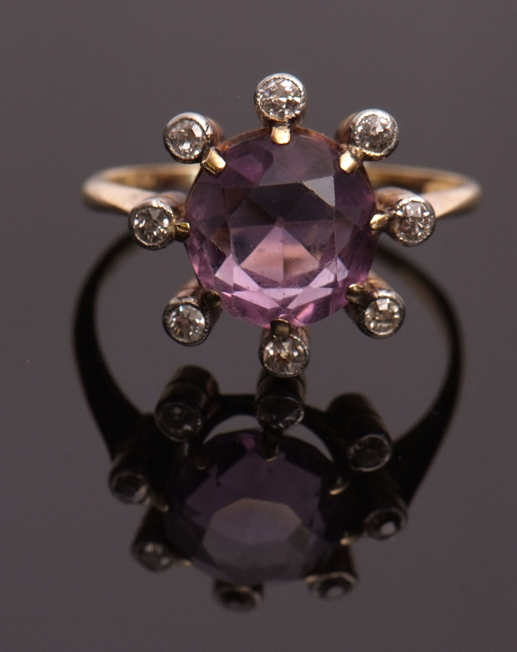 Precious metal amethyst and diamond ring, the circular-shaped amethyst is within a surround of 8 - Bild 2 aus 2