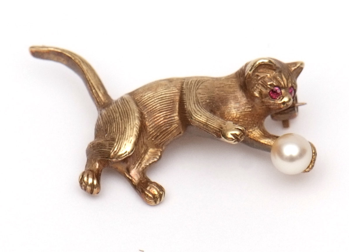 Modern 9ct gold cat brooch, a textured design set with two small circular cut ruby eyes and small