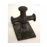 Good quality bronze T-formed ship's cleat, 16cms tall