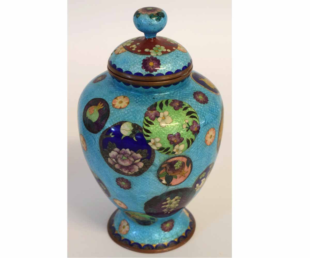Mixed lot of cloisonne wares including 2 vases, a box and cover and small dish, the largest 25cms - Image 5 of 7
