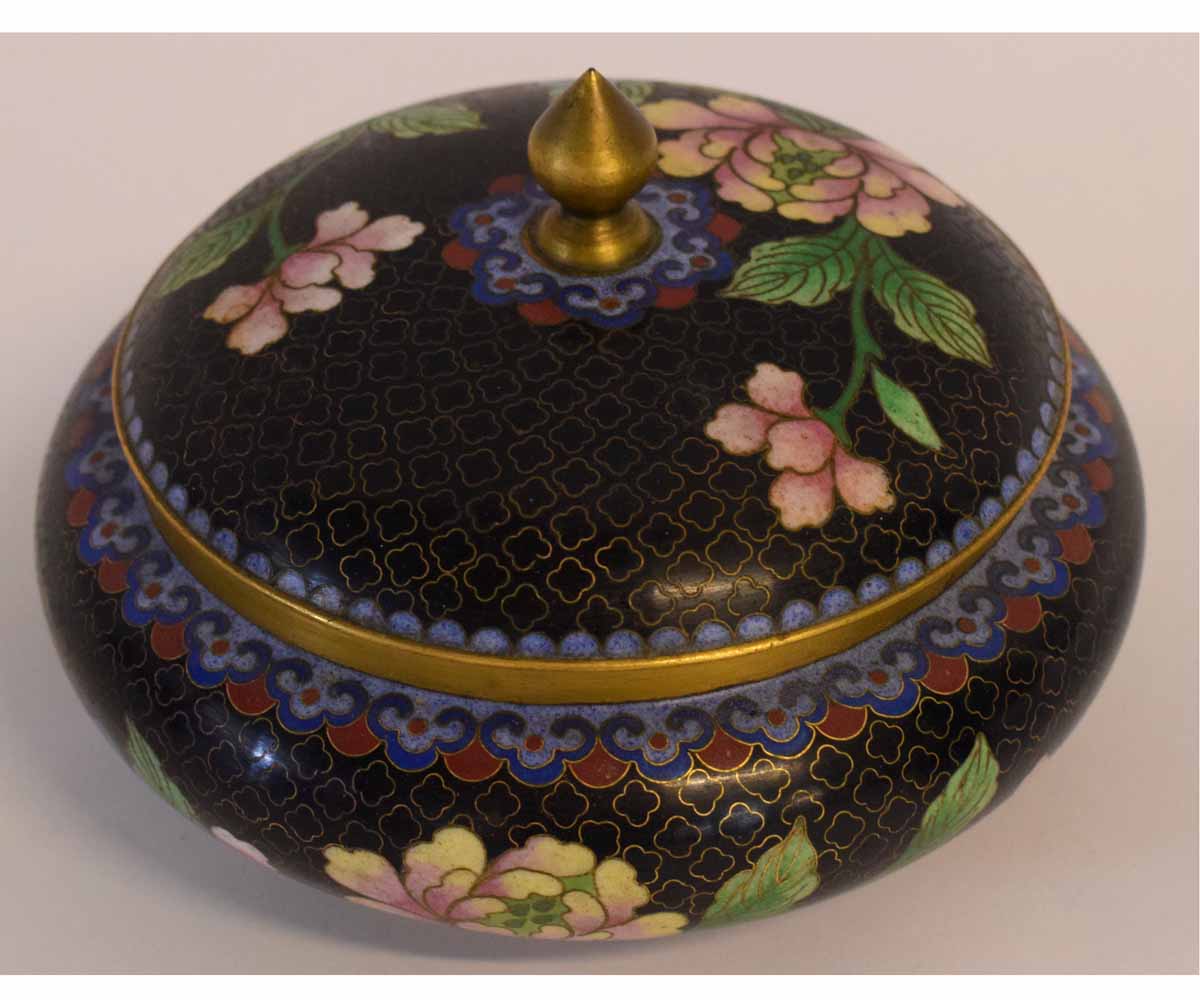 Mixed lot of cloisonne wares including 2 vases, a box and cover and small dish, the largest 25cms - Image 7 of 7