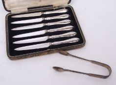 Mixed Lot: cased set of six silver handled tea knives, together with a pair of Fiddle pattern