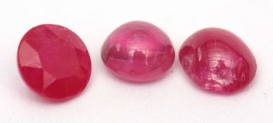 Mixed Lot: three rubies, two cabochon, one faceted cut, 0.55-0.60 ct approx