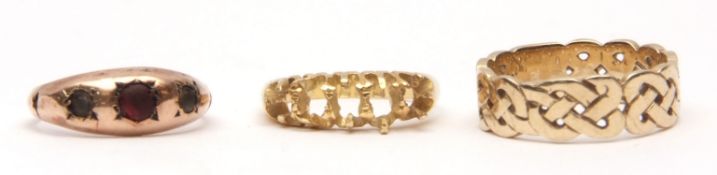Mixed Lot: early 20th century 9ct gold gypsy ring, set with three small circular garnets, hallmarked