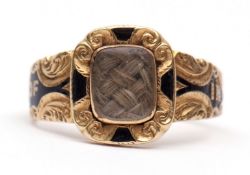 Victorian 18ct gold and black enamel mourning ring, the central glazed panel with plaited hair