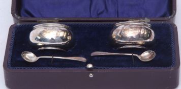 George V cased pair of open salts each of plain and polished circular form, together with a pair