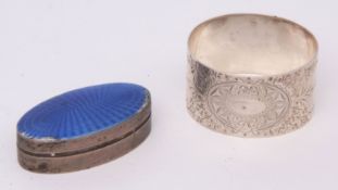 Mixed Lot: Victorian oval napkin ring with engraved decoration and an oval snuff box with