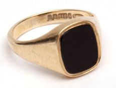 9ct gold gent's signet ring, having a rectangular shaped black onyx inset panel between plain