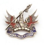 9ct hallmarked and enamel "Honourable Artillery Company" badge, depicting the crest and motto "