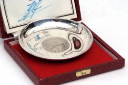 Elizabeth II commemorative dish commemorating the Queen's Silver Jubilee and dated 1952-1977 centred