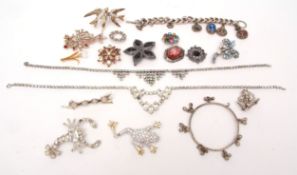 Mixed Lot: costume jewellery to include brooches, necklaces etc