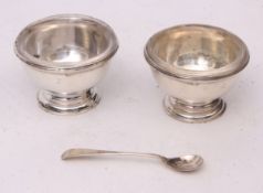 Two George V open salts each of plain and polished circular form with clear glass liners, diam 6.
