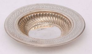 Late Victorian small bowl of circular form with chased rim and bead and wrythen body with polished