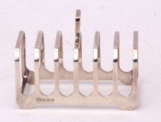 Elizabeth II six-slice toast rack of fixed rectangular form with central carry handle, width 11 1/