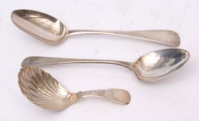 Mixed Lot: George III Fiddle pattern caddy spoon with shell bowl, together with two tea spoons,