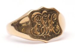 18ct gold gent's signet ring, the shield shaped panel engraved with monogram, between plain polished