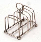 Edward VII six-slice toast rack of heavy gauge wire work form with central carry handle and raised