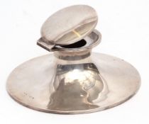 Large George V capstan inkwell of plain and polished circular form with hinged cover (lacking