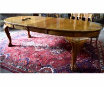 Good quality early 20th century walnut oval extending dining table with carved shell knuckles on paw