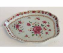 Late 18th/early 19th century Chinese porcelain spoon tray, decorated in famille rose style, 20cms