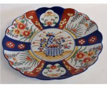 Large Japanese Imari charger, decorated in typical fashion, 36cms diam