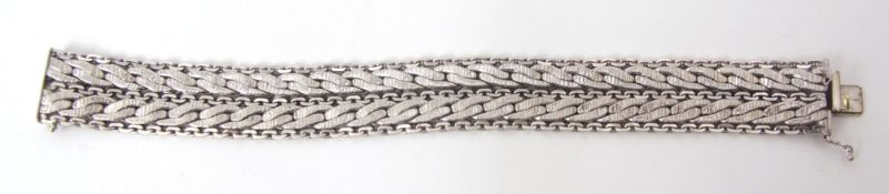 Precious metal articulated mesh work bracelet, 190mm long, 90mm wide, stamped 585, concealed