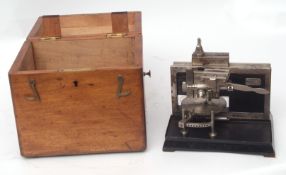 Mahogany cased polished steel sledge microtome, Schanze No 3248, with rectangular black finished