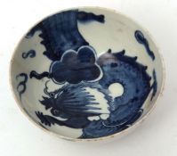 Lowestoft dragon pattern bowl circa 1770, decorated with a dragon in blue and white chasing the