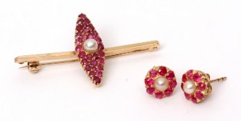 Mid-20th century 9ct gold navette ruby and pearl bar brooch, the central cultured pearl surrounded