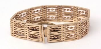 9ct gold articulated bracelet having twelve pierced links, a rope and wave design, to a hidden