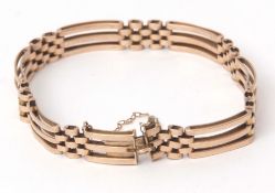 Edwardian 15ct stamped gold three-bar gate bracelet, safety chain fitting, 15gms