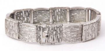 Precious metal articulated bracelet, comprising twelve textured bark effect links, 200mm x 11mm