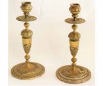 Good quality pair of cast brass candlesticks with knopped column with cast fleur de lys decoration