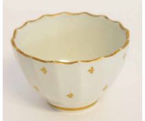 Lowestoft tea bowl circa 1790, of lobed form with Chantilly style florets beneath a gilt border with