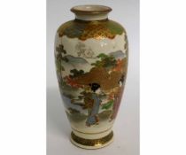 Small Japanese Satsuma vase depicting women and children by a lakeside, signed, 12,2cms