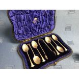 Cased set of 6 hallmarked silver scallop shell teaspoons & tongue, 3 ozt