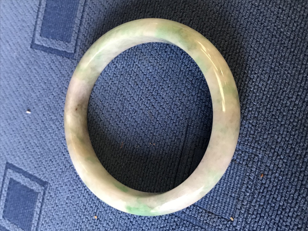 Chinese jade bangle, 7.5cm dia external